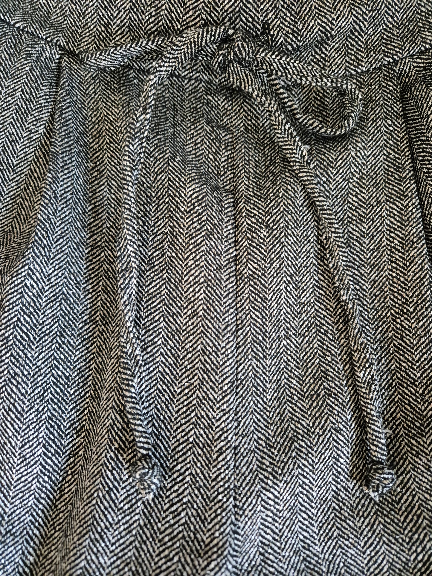 Pantalone ampio grigio spigato nero