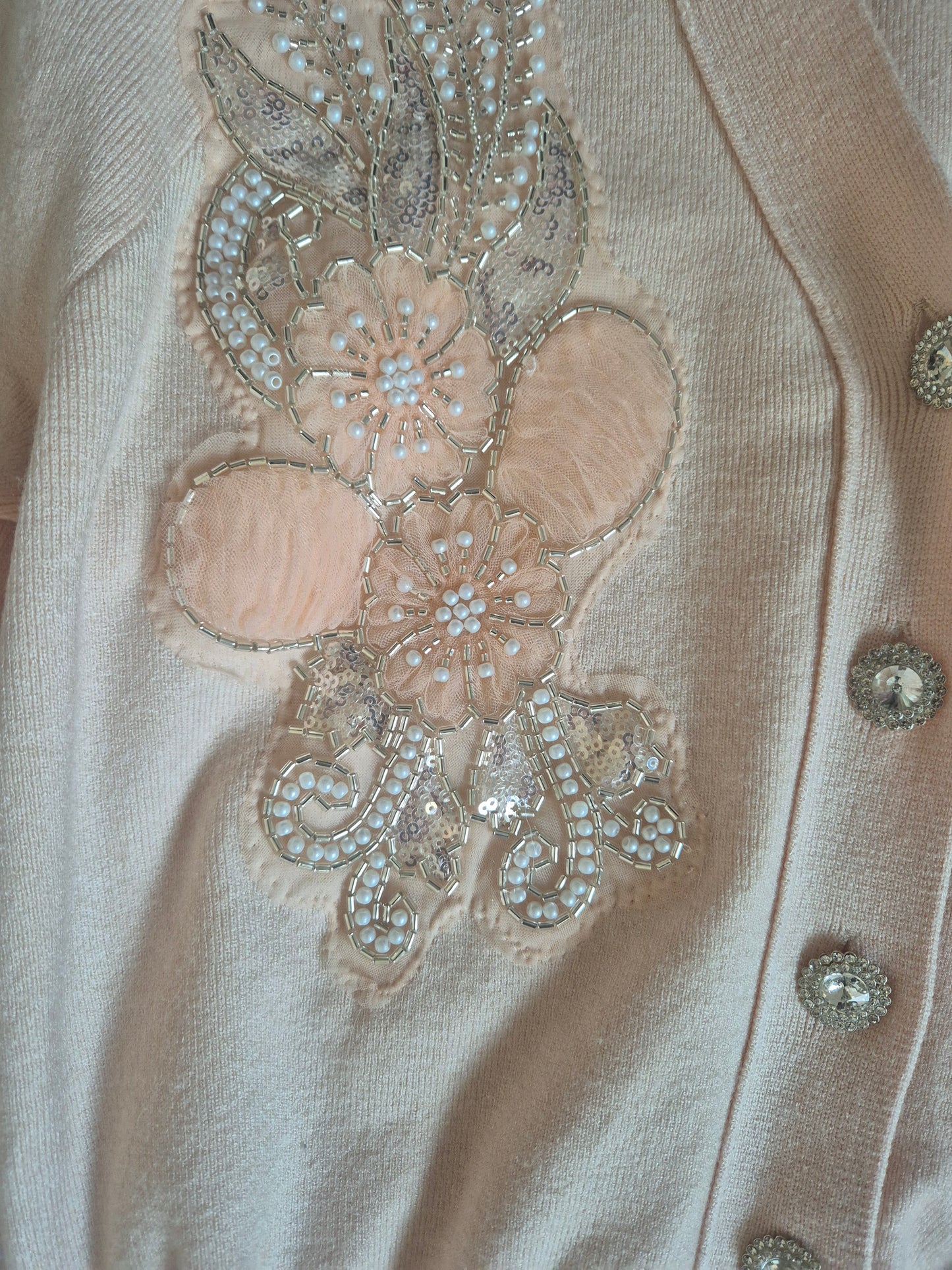 Cardigan corto con decorazioni floreali e bottoni gioiello
