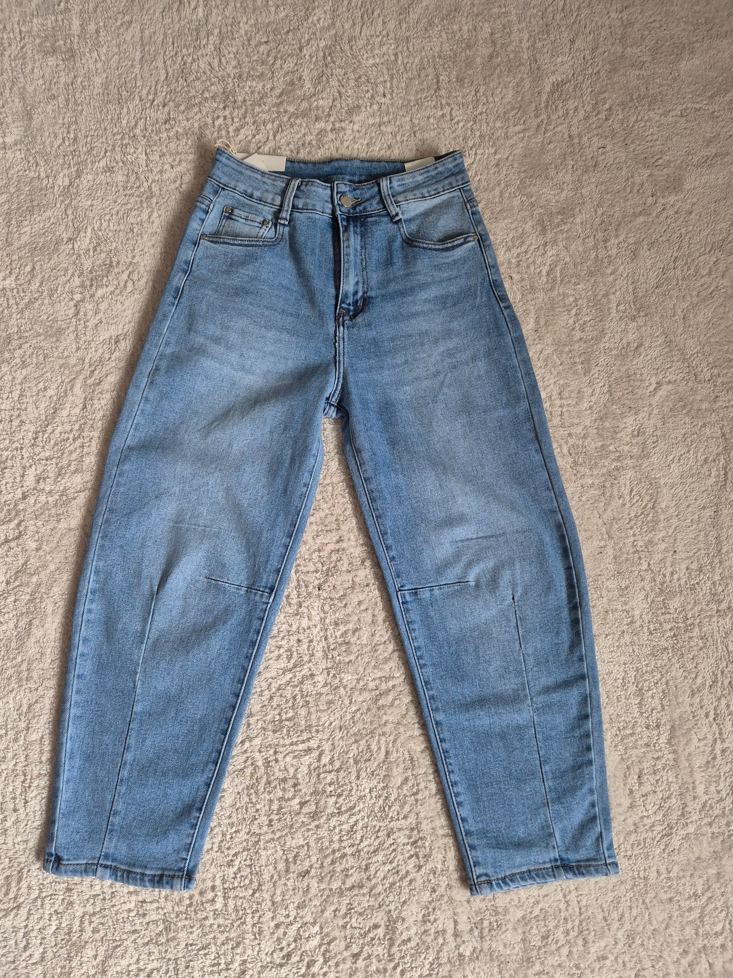 Jeans carrot fit con pinces ginocchio