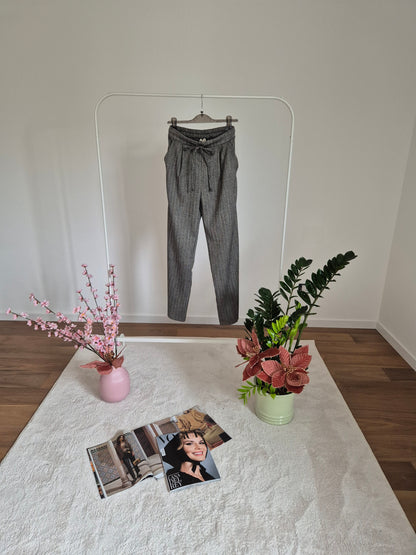 Pantalone ampio grigio spigato nero