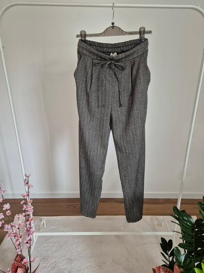 Pantalone ampio grigio spigato nero