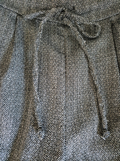 Pantalone ampio grigio spigato nero