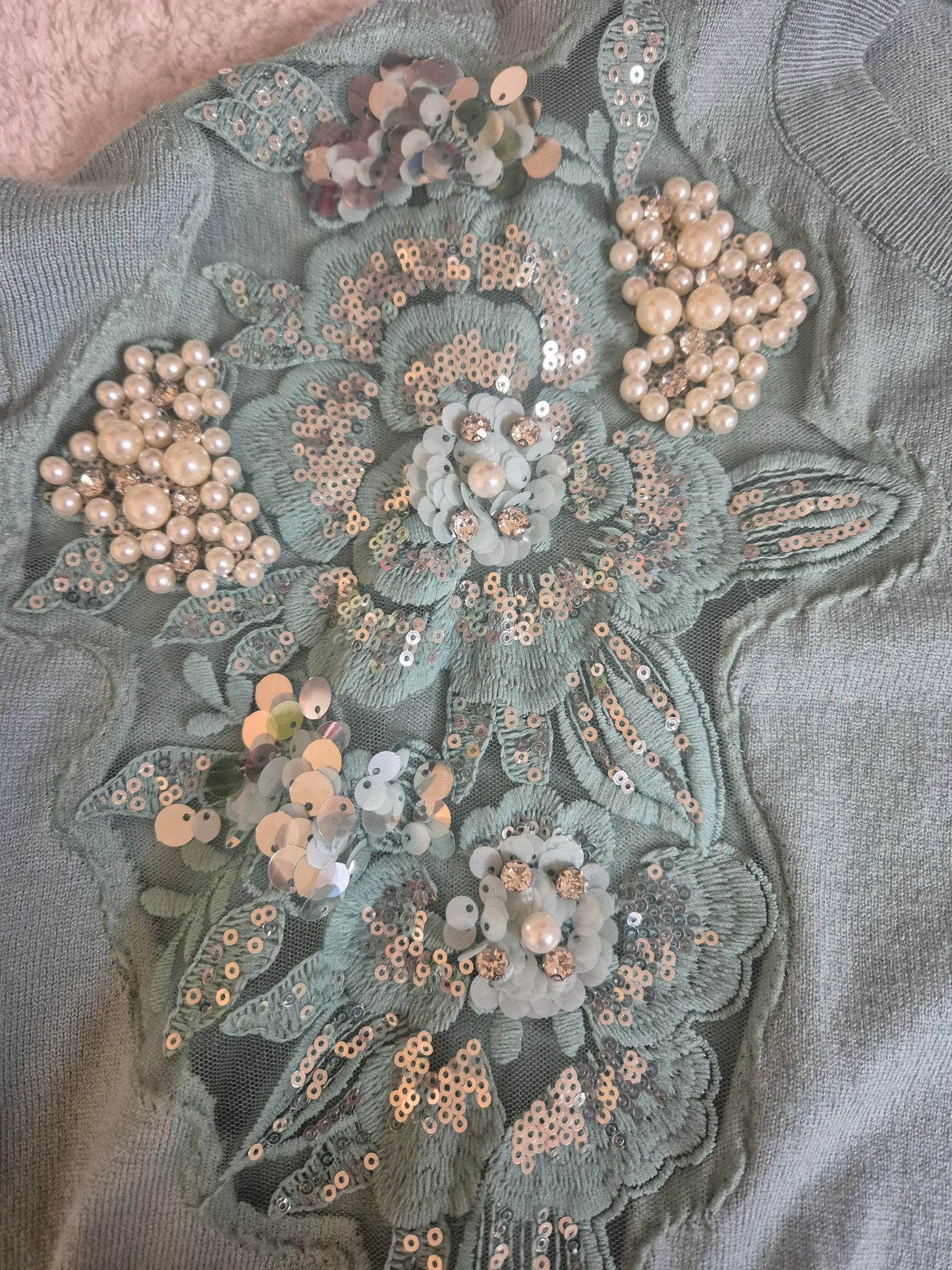 Maglione con decorazioni floreali e perle