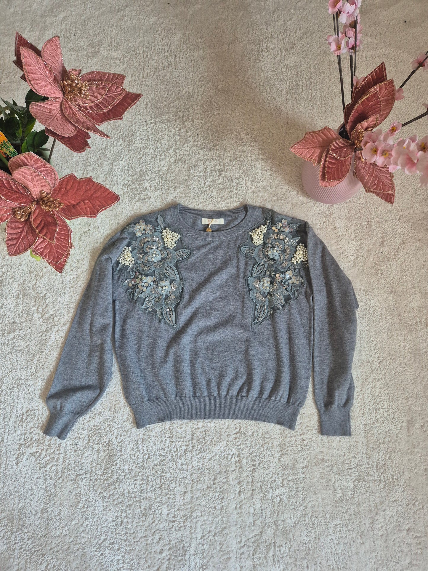 Maglione con decorazioni floreali e perle