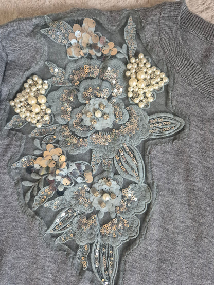 Maglione con decorazioni floreali e perle