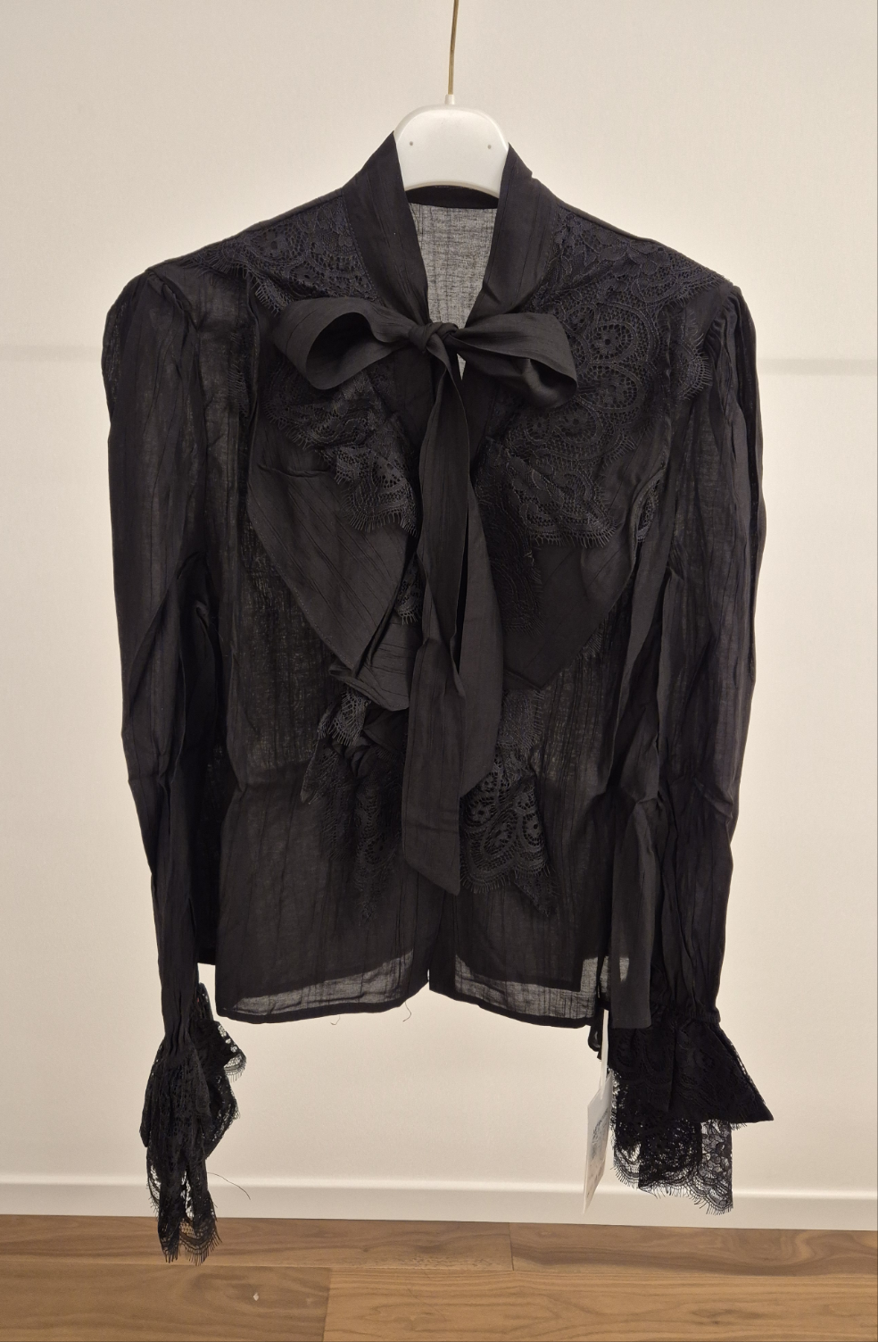 Camicia nera con fiocco e rouge