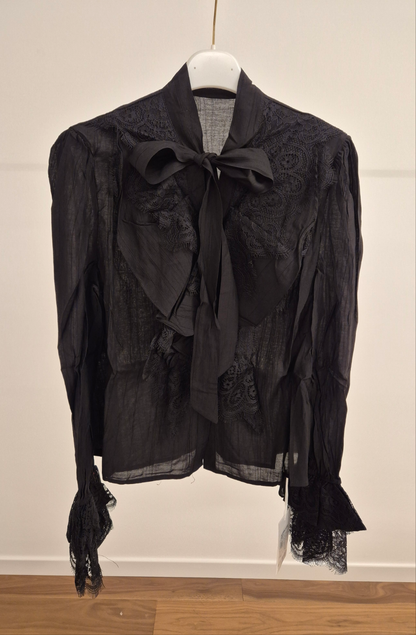Camicia nera con fiocco e rouge