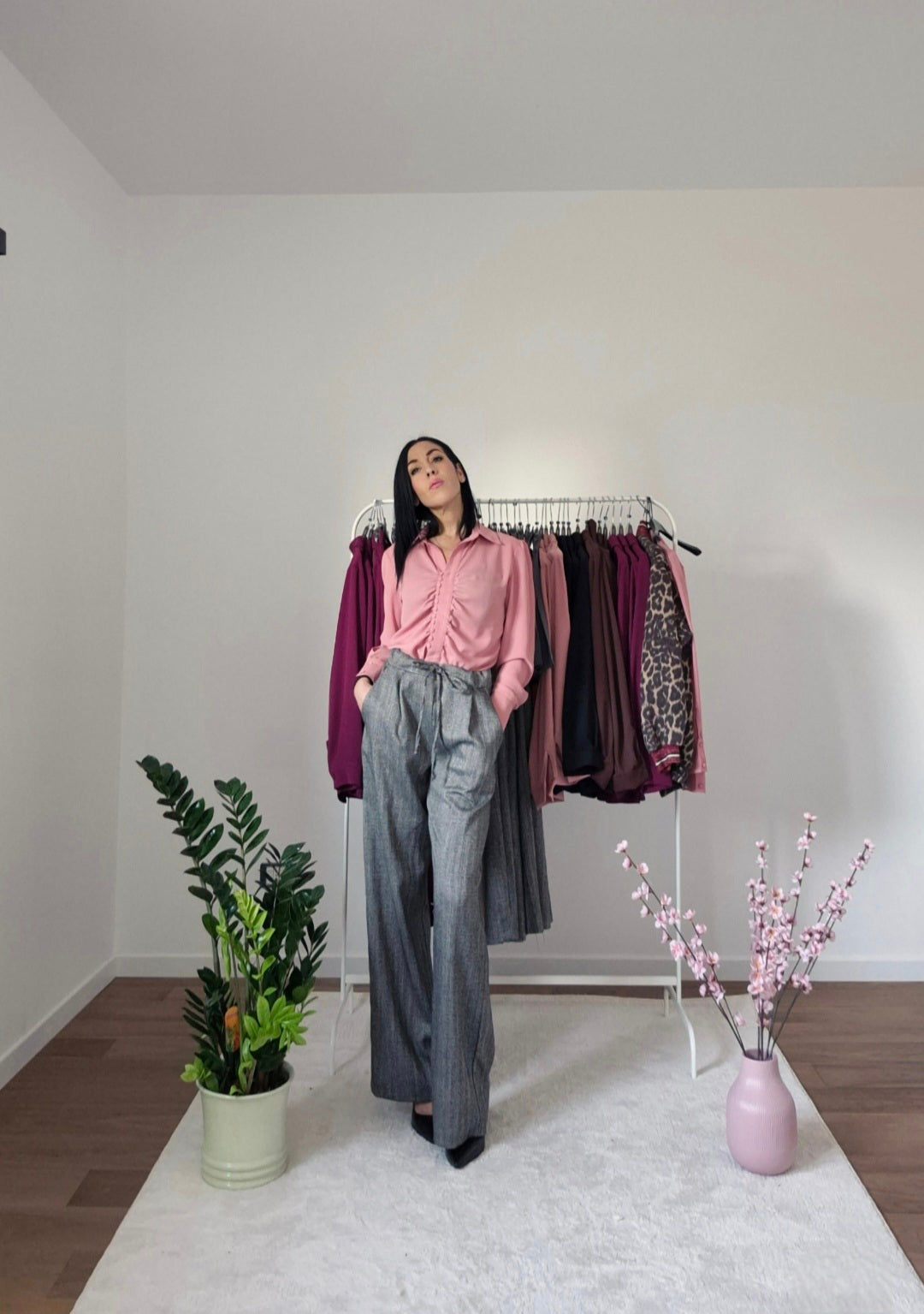 Pantalone ampio grigio spigato nero