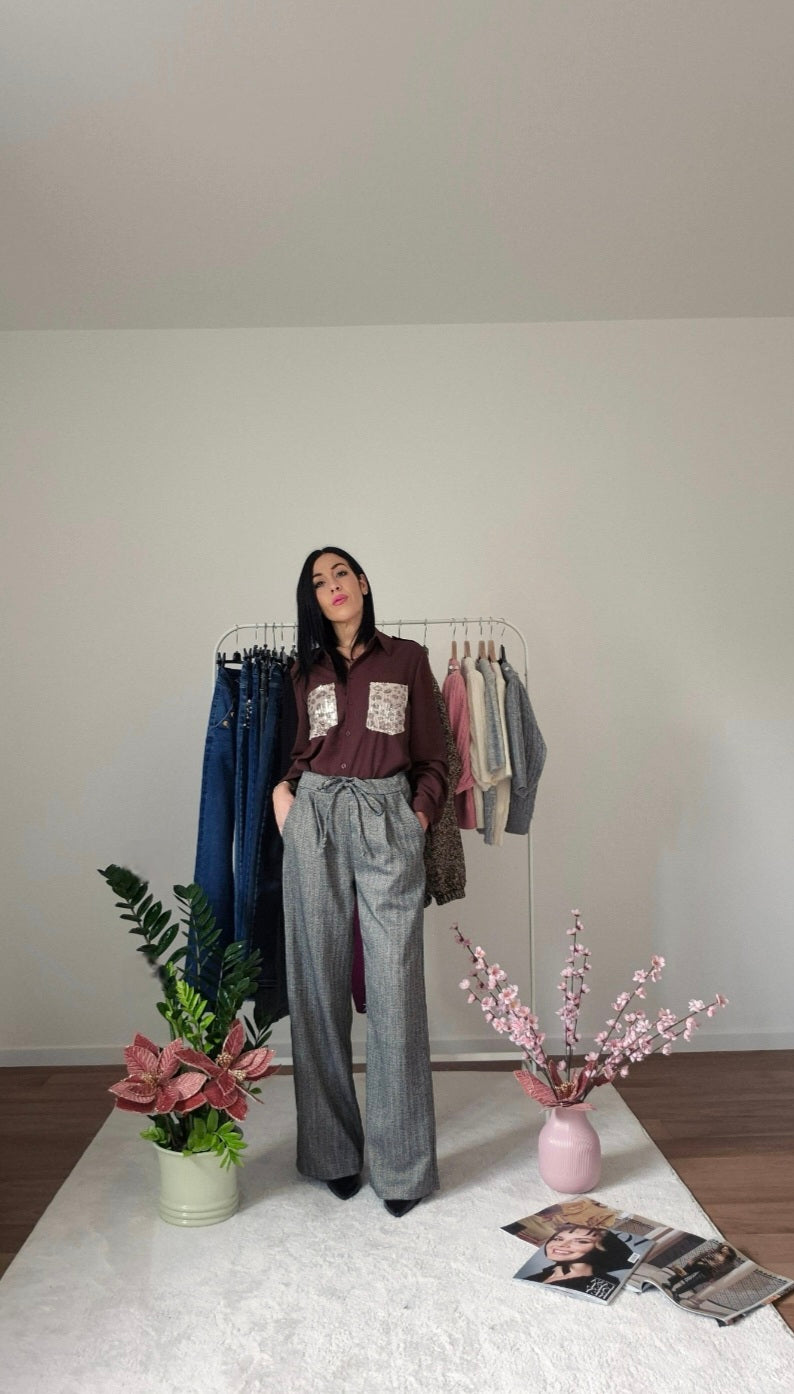 Pantalone ampio grigio spigato nero