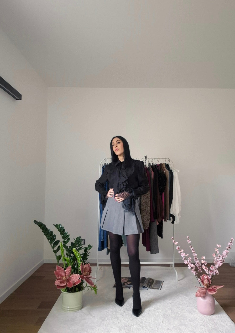 Camicia nera con fiocco e rouge